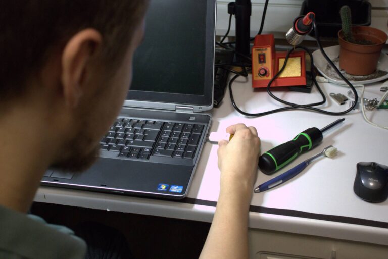 Mikko Jäntti, yrityksen omistaja tutkimassa tietokonetta.